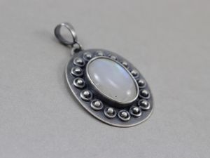 chileart biżuteria autorska kamień księżycowy srebro wisior oksydowany kwiat
